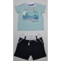 Комплект для малыша C&A: голубая футболка и синие шорты с принтом "Island Breeze"